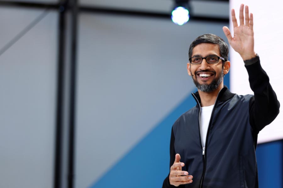 এ হেন পিচাইয়ের এক কর্মচারী কিন্তু তাঁর চেয়েও বেশি ধনী! তিনিও পিচাইয়ের মতো ভারতের এক আইআইটির ছাত্র ছিলেন। বর্তমানে গুগ্‌ল ক্লাউড সংস্থার সঙ্গে যুক্ত। 