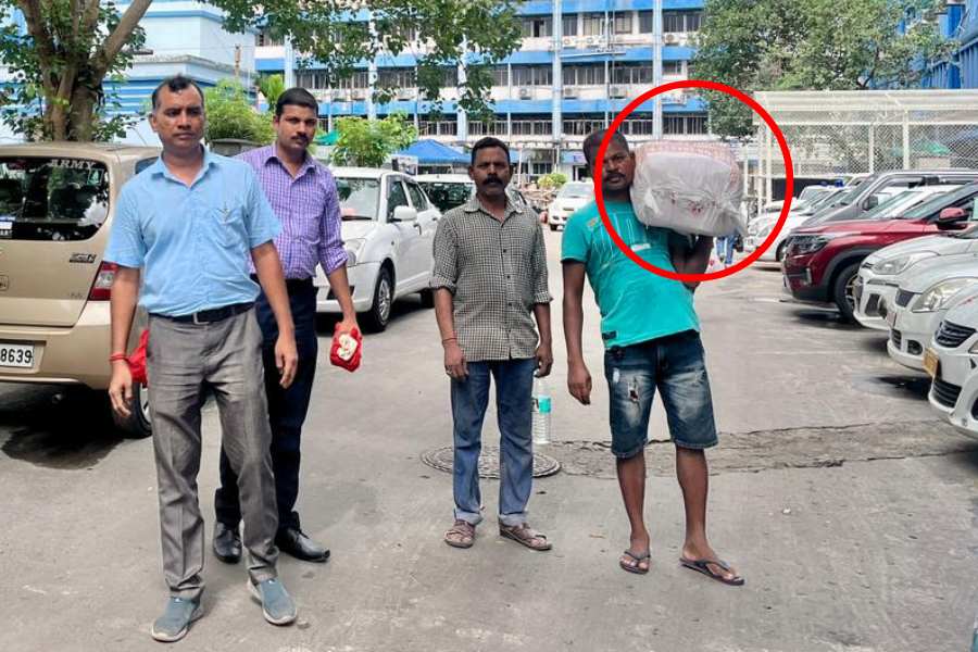 বস্তায় ভরা নথিপত্র নিয়ে বিকাশ ভবন থেকে বেরিয়ে আসছেন সিবিআইয়ের তদন্তকারীরা।