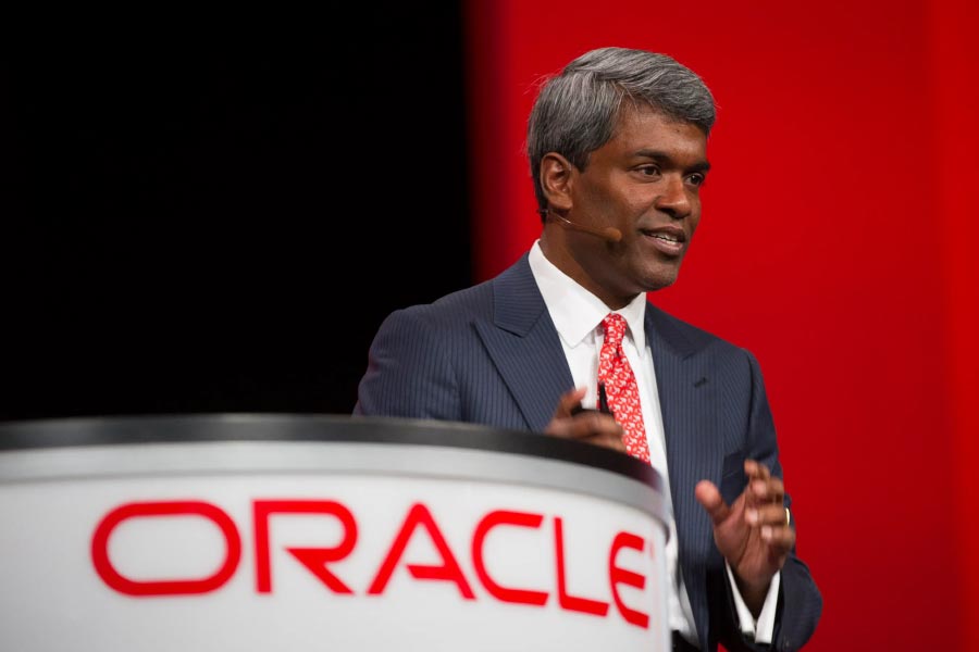 ওরাক্‌লে বিশ্বের অন্তত ৩২টি দেশের ৩৫ হাজারের বেশি কর্মচারী কুরিয়ানের অধীনে কাজ করেছেন। কিন্তু এক সময়ে সংস্থার অন্যতম প্রতিষ্ঠাতা ল্যারি এলিসনের সঙ্গে মতানৈক্যের কারণে তাঁকে পদত্যাগ করতে হয়।