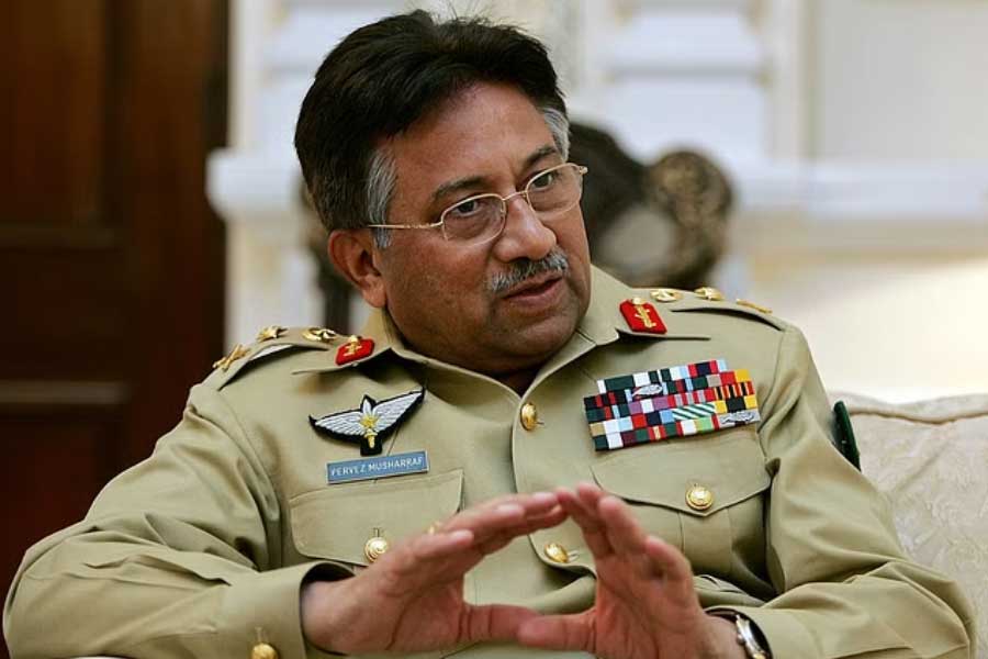 ১৯৯৯ সালের মে থেকে জুলাই জম্মু এবং কাশ্মীরের দ্রাস-কার্গিল সেক্টরে চলে লড়াই। পাকিস্তানের দিক থেকে নাগাড়ে অনুপ্রবেশ চলতে থাকে কার্গিলে। পাকিস্তান প্রথমে দাবি করে যে, জঙ্গিরাই এ সব করছে। পরে যদিও তাঁর আত্মজীবনী ‘ইন দ্য লাইফ অব ফায়ার’-এ পাকিস্তানের তৎকালীন সেনাপ্রধান পারভেজ় মুশারফ স্বীকার করেছিলেন, অনুপ্রবেশকারীদের মধ্যে ছিল পাক সেনাও। 