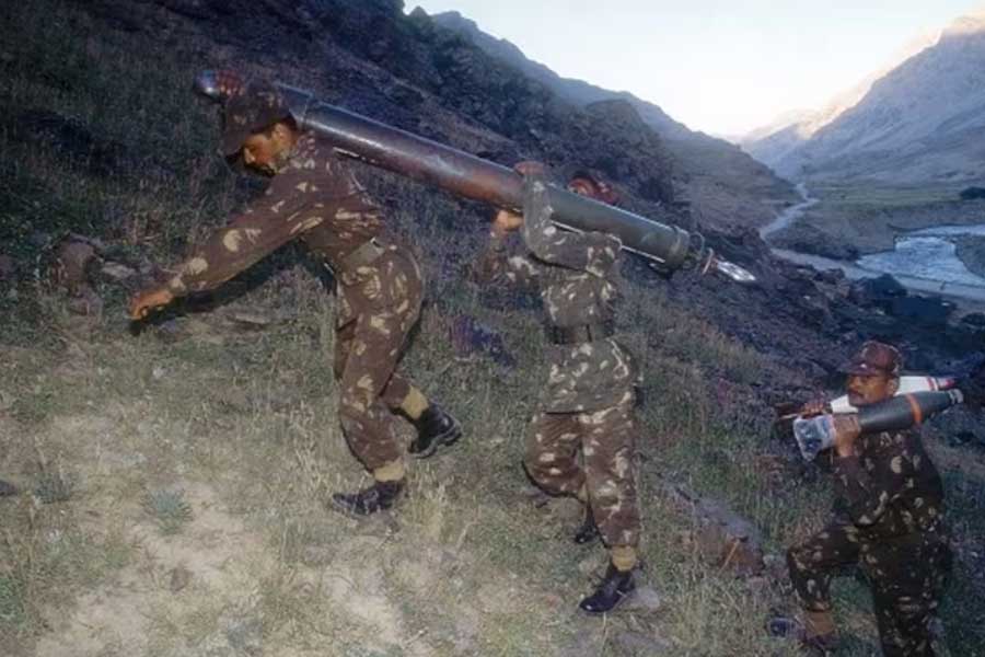 ভারত এবং পাকিস্তান উভয়ই পরমাণু অস্ত্রধর দেশ হলেও কার্গিল যুদ্ধ লড়েছিল পরমাণু অস্ত্র ছাড়া। উভয় পক্ষই প্রায় সব ধরনের প্রচলিত অস্ত্র ব্যবহার করেছিল সেই যুদ্ধে। ভারত বিমানবাহিনীও মোতায়েন করেছিল। 