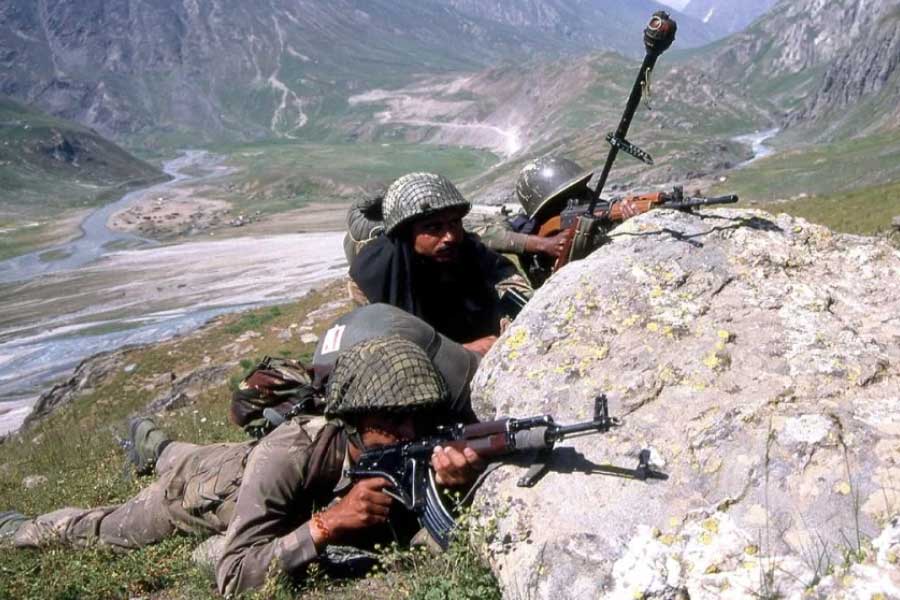 কিন্তু পাকিস্তান সেই যুদ্ধে বিমানবাহিনী মোতায়েন করতে পারেনি। কারণ, প্রাথমিক ভাবে ইসলামাবাদ কার্গিল যুদ্ধে তাদের কোনও ভূমিকা থাকার কথা অস্বীকার করেছিল। পাকিস্তানের দাবি ছিল, জঙ্গি সংগঠন কাশ্মীর মুজাহিদিনের তরফে হামলা চালানো হচ্ছে।