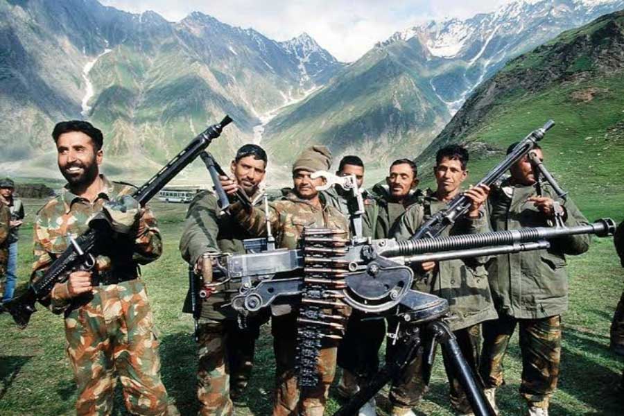 কার্গিল যুদ্ধের সময় ভারত এবং পাকিস্তান— উভয় পক্ষের কাছেই পরমাণু অস্ত্র ছিল। কিন্তু কার্গিল যুদ্ধে কেউই পারমাণবিক শক্তি প্রদর্শন করেনি। যদিও যুদ্ধ চলাকালীন আন্তর্জাতিক মহলে গুঞ্জন ওঠে, একে অপরের দিকে পরমাণু হামলা চালাতে পারে দুই শক্তিধর দেশ।