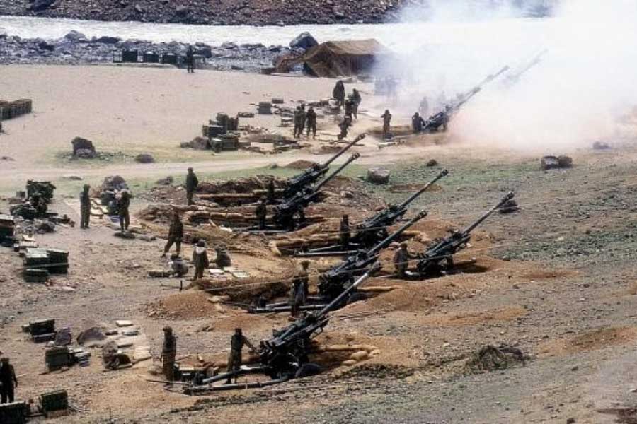 তবে কার্গিল যুদ্ধে আমেরিকা গুরুত্বপূর্ণ ভূমিকা পালন করলেও দুই দেশের প্রতিবেশী চিন এই যুদ্ধে ‘নাক গলানো’ থেকে বিরত রেখেছিল। 