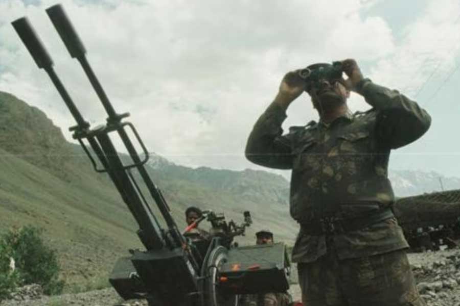 কার্গিলের যুদ্ধের সময় পাকিস্তানের অবস্থা যখন টলমল, তখন আমেরিকার কাছে সাহায্য চেয়েছিল পাকিস্তান। তৎকালীন প্রেসিডেন্ট ক্লিনটনের সহযোগী ব্রুস রিডেলের দাবি, বৃহত্তর সংঘাত এড়াতে পাকিস্তানকে সাহায্য করতে রাজি হয়নি আমেরিকা। আমেরিকার দাবি ছিল, ভারত থেকে পাকিস্তান সৈন্য প্রত্যাহার না করলে তারা কোনও ভাবেই সাহায্য করবে না। 