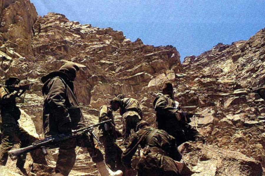 তবে প্রায় তিন মাস ধরেই কার্গিল যুদ্ধ নিয়ে নিরপেক্ষ অবস্থান নিয়েছিল চিন। ভারত এবং পাকিস্তান— উভয়েই চিনের প্রতিবেশী। তা সত্ত্বেও কেন প্রতিবেশীদের যুদ্ধ থামাতে উদ্যত হয়নি বেজিং?