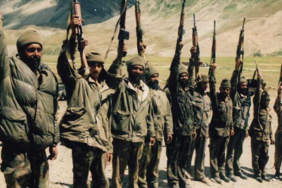 চিনের পরামর্শ ছিল, উভয় পক্ষের সেনাদের নিয়ন্ত্রণরেখা (এলওসি) বরাবর নিজেদের অবস্থানে ফিরে যাওয়া উচিত এবং শান্তিপূর্ণ ভাবে যুদ্ধের নিষ্পত্তি ঘটনো উচিত। ভারত এবং পাকিস্তান— উভয়কেই সংযম দেখানোর ‘পরামর্শ’ও দিয়েছিল চিন।