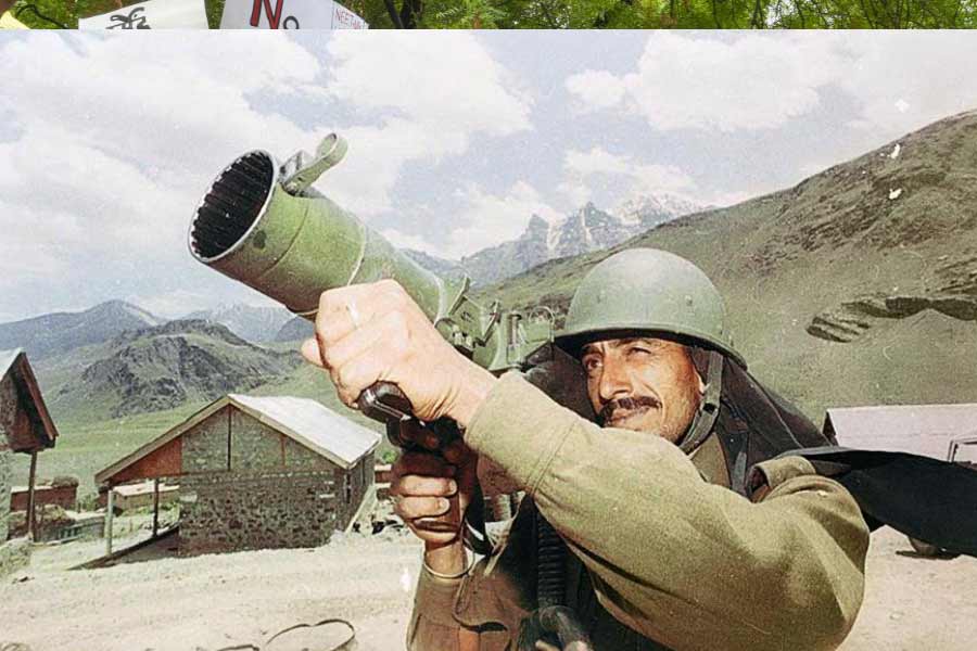 এ-ও মনে করা হয়, আন্তর্জাতিক সমীকরণের কথা মাথায় রেখে এবং কার্গিল যুদ্ধে ‘বন্ধু’ আমেরিকার জড়িয়ে পড়ার  কারণেই যুদ্ধের বিষয়ে মুখ খুলতে রাজি হয়নি তারা।