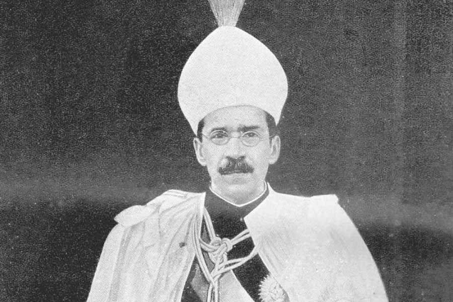 ১৮৮৬ সালের ৬ এপ্রিল জন্ম নিজ়াম ওসমানের। বিশ্বের সর্বকালের সেরা ধনীদের তালিকায় ওসমানের স্থান চার নম্বরে। স্বাধীনতার পরেও তিনি জীবিত ছিলেন।