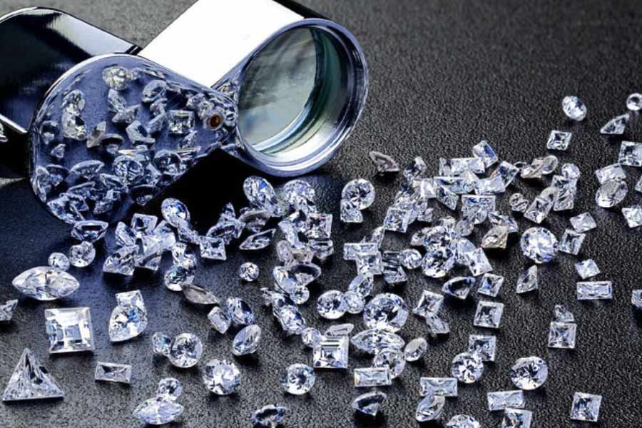 তা ছাড়া ওসমানের কাছে ছিল ‘হোপ’, ‘দারয়া-এ-নুর’, ‘নুর-উল-আইন’, ‘প্রিন্সি’, ‘রিজেন্ট’, ‘উইটেল্‌সব্যাচ’-এর মতো দামি হিরে। শোনা যায়, রানি দ্বিতীয় এলিজাবেথকে বিয়ে উপলক্ষে প্রচুর ধনরত্ন উপহার দিয়েছিলেন ওসমান। তার মধ্যে ছিল বিশেষ ধরনের মুকুট এবং গলার হার।