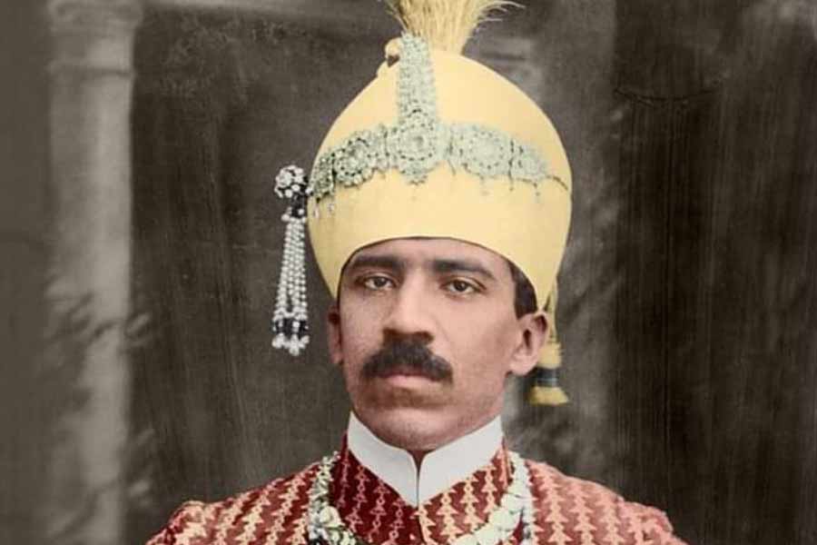 নিজস্ব মুদ্রা তৈরির জন্য আলাদা মিন্ট ছিল ওসমানের। যাতায়াতের সুবিধার জন্য ব্যক্তিগত একটি বিমানও ছিল তাঁর।