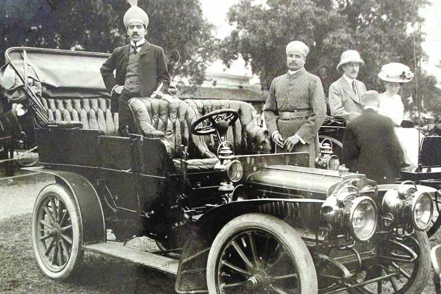 নানা ধরনের বিলাসবহুল গাড়ি সংগ্রহে রাখার শখ ছিল ওসমানের। ইতিহাসবিদদের দাবি, ৫০টি রোলস রয়েস ছিল তাঁর সংগ্রহে।