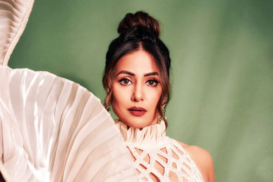 স্তন ক্যানসারে আক্রান্ত অভিনেত্রী হিনা খান। শুক্রবার সমাজমাধ্যমে পোস্ট করে নিজেই জানিয়েছেন অভিনেত্রী। বেশ কয়েক দিন ধরেই জল্পনা চলছিল, হিনা ক্যানসারে আক্রান্ত কি না। তিনি নিজেই জানিয়েছেন, স্তন ক্যানসারের তৃতীয় পর্যায় চলছে এখন। চিকিৎসা শুরু হয়েছে বলে জানান হিনা। পাশাপাশি, অনুরাগীদের অনুরোধ করেছেন, যাতে তাঁর ব্যক্তিগত গোপনীয়তার দিকটা অক্ষুণ্ণ থাকে।