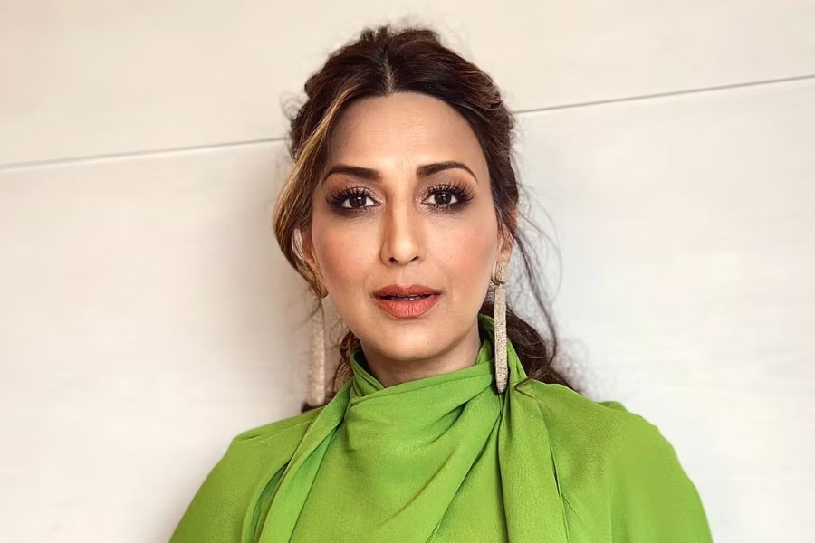 ২০১৮-য় তাঁর ক্যানসারে আক্রান্ত হওয়ার খবর প্রকাশ করেন অভিনেত্রী সোনালি বেন্দ্রে। মেটাস্ট্যাটিক ক্যানাসারে আক্রান্ত ছিলেন তিনি। এ ক্ষেত্রে ক্যানসারের কোষ দ্রুত সারা শরীরে ছড়িয়ে পড়ে। প্রথমটায় বিশ্বাস করতে পারেননি অভিনেত্রী, তিনি এমন এক জটিল রোগে আক্রান্ত। পরে অবশ্য রোগের সঙ্গে লড়াইয়ের নানা অভিজ্ঞতা নিজেই সমাজমাধ্যমে তুলে ধরেছেন। নিউইয়র্কে গিয়ে ক্যানসারের চিকিৎসা করিয়েছিলেন সোনালি।