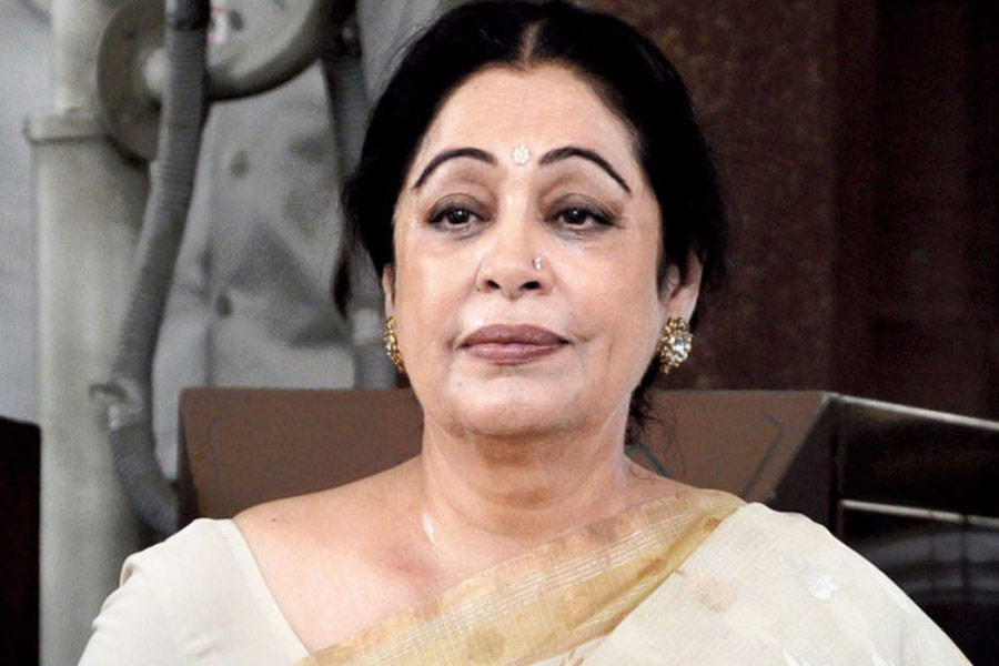 অভিনেত্রী কিরণ খের আক্রান্ত হয়েছিলেন এক ধরনের ব্লাড ক্যানসারে। এই ক্যানসার প্লাজ়মা সেলে ছড়িয়ে পড়ে। এই বিরল ক্যানসারে আক্রান্ত হওয়ার খবর জানিয়েছিলেন অভিনেত্রীর স্বামী তথা অভিনেতা অনুপম খের। শরীরের একাধিক হাড়ে প্লাজ়মা সেলের মাধ্যমে ছড়িয়ে পড়ে এই ক্যানসার। জটিল রোগে আক্রান্ত হলেও কাজ থামাননি কিরণ।