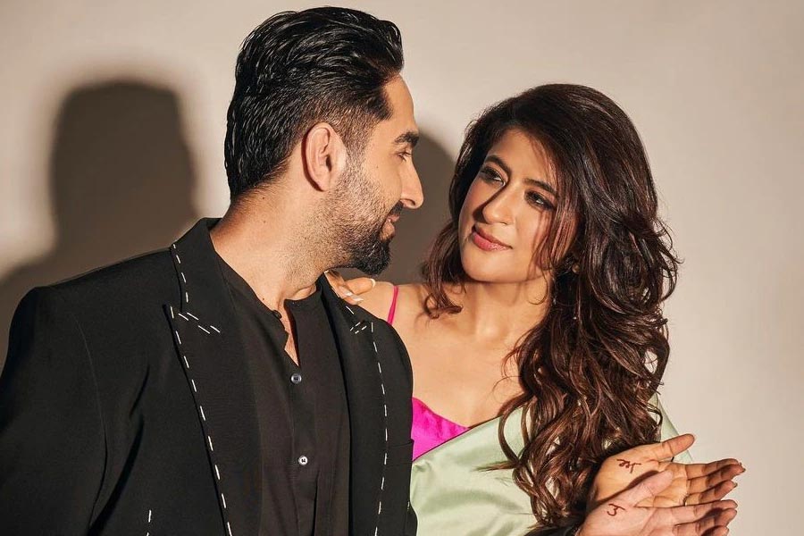 অভিনেতা আয়ুষ্মান খুরানার স্ত্রী তথা পরিচালক তাহিরা কাশ্যপের ২০১৮-য় স্তন ক্যানসার ধরা পড়ে। নিজের লড়াইয়ের নানা অভিজ্ঞতা সমাজমাধ্যমে তুলে ধরেছেন তিনি। অস্ত্রোপচার ও কেমোথেরাপি হওয়ার পরে নিজের একটি ছবিও শেয়ার করেন তাহিরা। অভিনেত্রীর এই পদক্ষেপ বহু ক্যানসার আক্রান্তকে সাহস জুগিয়েছিল।  