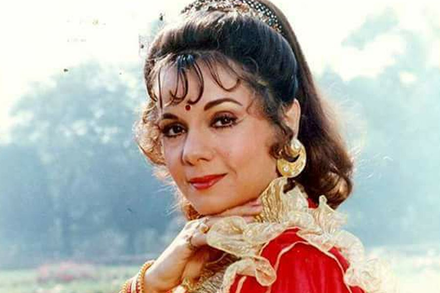 বর্ষীয়ান অভিনেত্রী মুমতাজ় ২৫ বছর আগে স্তন ক্যানসারে আক্রান্ত হন। বছর কয়েক আগে ডায়েরিয়ার সমস্যা নিয়ে হাসপাতালে ভর্তি হয়েছিলেন তিনি। সেই সময়ে শুধু ডান হাতেই তাঁকে ড্রিপ দেওয়া হয়। ২৫ বছর আগে ক্যানসার আক্রান্ত হওয়ার পরে বাঁ হাত থেকে লিম্ফ নোডগুলি বাদ দেওয়া হয়েছিল। সেই জন্য বাঁ হাতে কোনও সুচ ফোটানো যায়নি তাঁর।