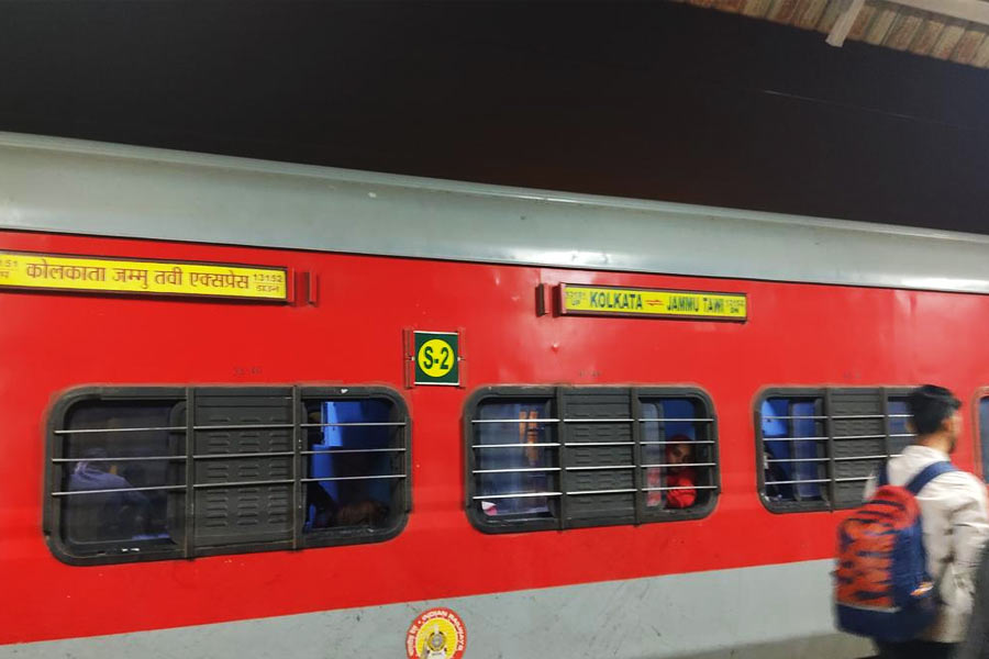 Bomb threat on moving train in Dakshineswar