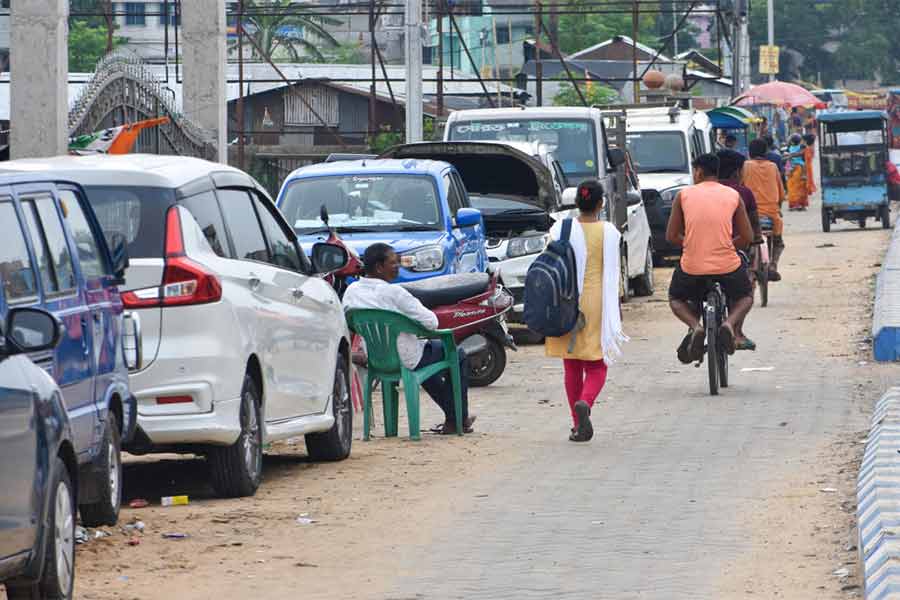 পুলিশের চিহ্নিত করা বেআইনি পার্কিং। ঘাটালের কলেজ মোড়ে।