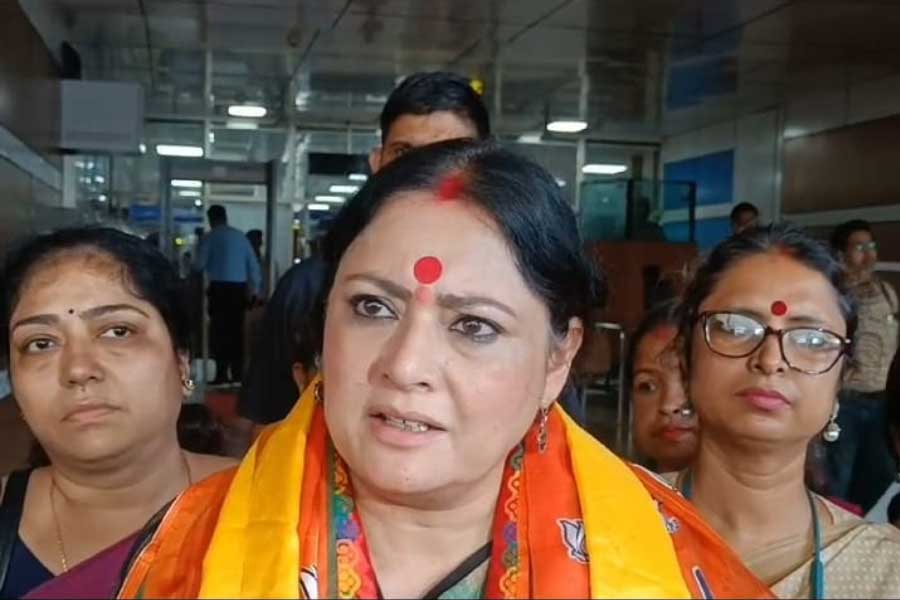 বাগডোগরা বিমানবন্দরে অগ্নিমিত্রা পাল।