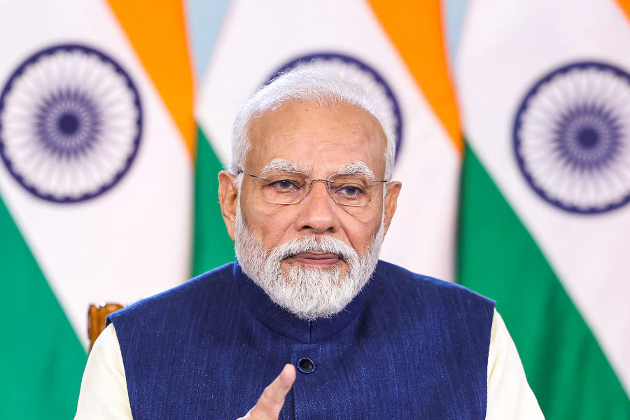 গত কয়েক সপ্তাহে একটু হলেও চিনের প্রতি ভারতের মনোভাব বদলেছে। মনে করা হচ্ছে, নরেন্দ্র মোদীর নেতৃত্বাধীন সরকার তৃতীয় বার ক্ষমতায় আসার পর চিনের প্রতি তাদের আচরণ কিছুটা কঠোর হয়েছে। ২০২০ সালে লাদাখে ভারত এবং চিনের সেনাবাহিনীর মুখোমুখি সংঘর্ষের পর তিক্ততা বৃদ্ধি পেয়েছে। এ বার আরও কিছুটা কড়া ভারত। কিন্তু কেন? 