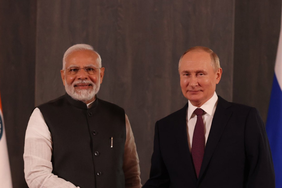 আমেরিকার ‘শত্রু’ দেশ রাশিয়ায় সফর ঘোষণা করেছেন ভারতের প্রধানমন্ত্রী নরেন্দ্র মোদী। ২০১৯ সালে শেষ বার ওই দেশে গিয়েছিলেন মোদী। রাশিয়ার প্রেসিডেন্ট ভ্লাদিমির পুতিনের সঙ্গে দেখা করেছিলেন। পাঁচ বছর পর আবার সেই বৈঠক হবে।