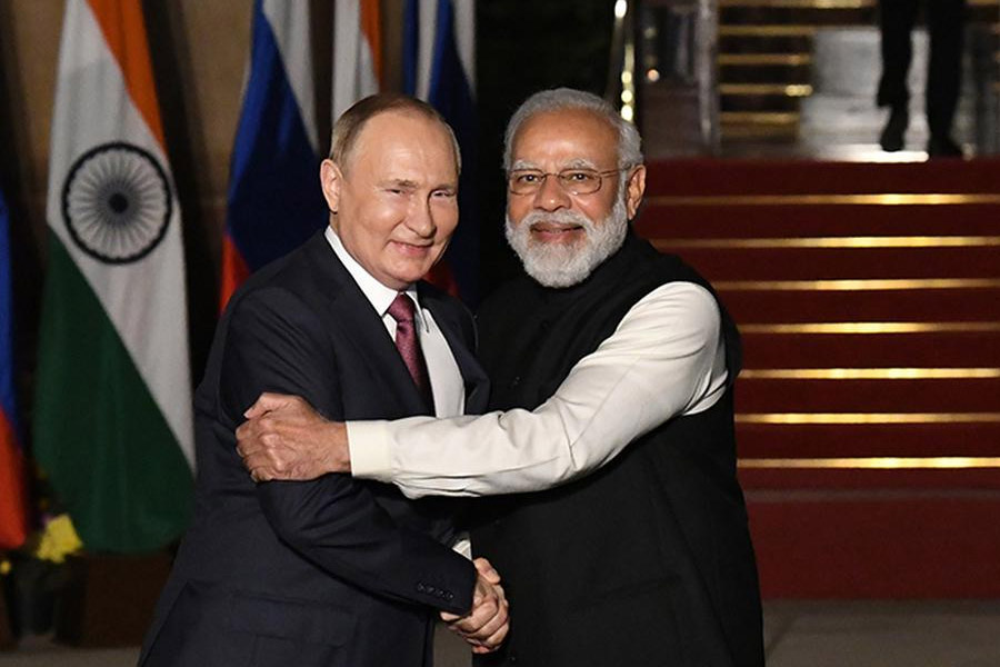 সূত্রের খবর, আগামী ৮ জুলাই রাশিয়ায় যাবেন মোদী। সেখানে পুতিনের সঙ্গে দ্বিপাক্ষিক বৈঠক হবে তাঁর। গত পাঁচ বছর ধরে যে বৈঠক থমকে রয়েছে, আবার নতুন করে তা চালু করতে চলেছে নয়াদিল্লি।
