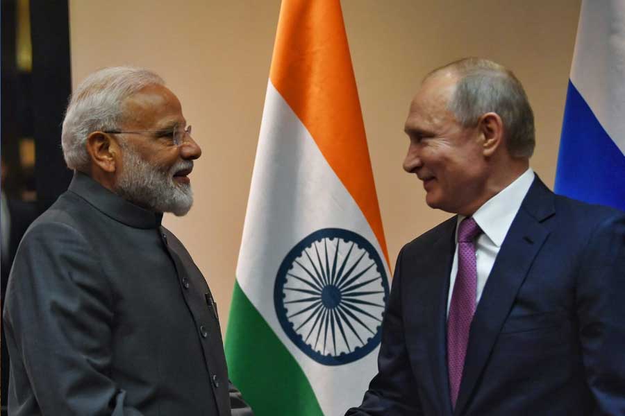ভারত এ ক্ষেত্রে নিরপেক্ষ অবস্থান গ্রহণ করে চলে। সরাসরি রাশিয়ার বিরোধিতা না করলেও তাই দিল্লিকে বার্ষিক বৈঠক থামিয়ে দিতে হয়েছিল বলে বিশেষজ্ঞদের মত। তাৎপর্যপূর্ণ ভাবে, এই সময়ে কিন্তু রাশিয়ার সঙ্গে বাণিজ্য চালিয়ে গিয়েছে ভারত। পশ্চিমি বিধি উড়িয়ে তেল কেনা হয়েছে পুতিনের দেশ থেকেই।
