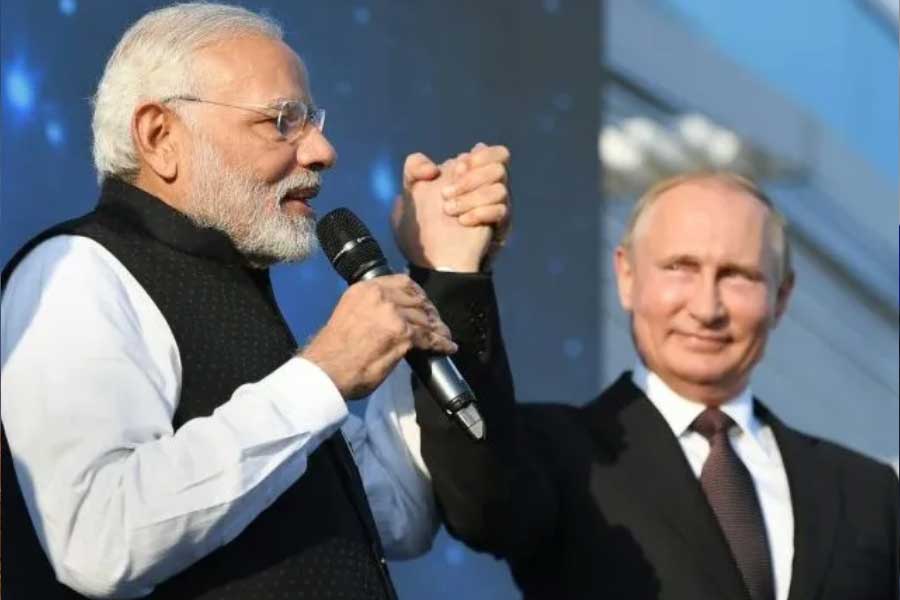 ফলে ভারত এবং রাশিয়ার মধ্যে দ্বিপাক্ষিক সম্পর্ক কোনও সময়েই নড়বড়ে হয়নি। যুদ্ধের আবহে রাষ্ট্রপ্রধানদের বার্ষিক বৈঠক বন্ধ থাকলেও আবার তা চালু হতে চলেছে ভারতের হাত ধরেই।