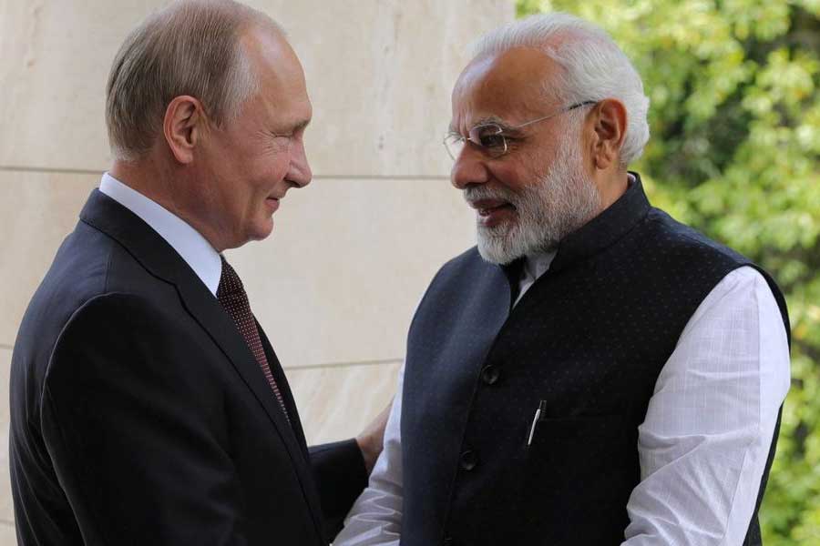 মোদীর রাশিয়ায় যাওয়া এবং পুতিনের সঙ্গে বৈঠক করার সিদ্ধান্তে যেন আমেরিকাকেই নীরবে কোনও বার্তা দিতে চাইল নয়াদিল্লি। ভারতের নিরপেক্ষ আন্তর্জাতিক নীতির পক্ষেই তা সম্ভব হয়েছে।