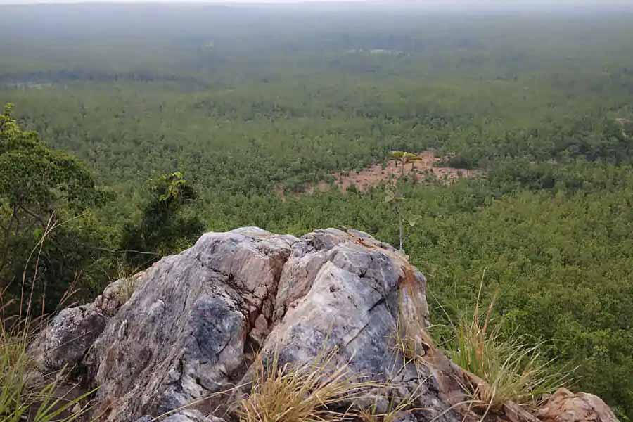 পাহাড়ের চূড়ায় ওঠার ক্লান্তি ভুলিয়ে দেবে চারপাশের রূপ।