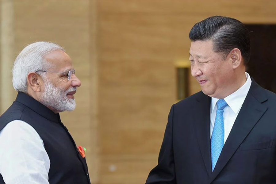 গালওয়ানে দুই দেশের মুখোমুখি সংঘর্ষের পর ২০২২ সালে বালিতে জি২০ সম্মেলনে সাক্ষাৎ হয়েছিল মোদী এবং জিনপিংয়ের। গত বছর দক্ষিণ আফ্রিকায় ব্রিকস সম্মেলনে আবার দুই রাষ্ট্রপ্রধান মুখোমুখি হয়েছিলেন। অন্য দিকে, দুই দেশে সেনাকর্তাদের মধ্যে বার বার আলোচনার পরেও বরফ গলেনি। গালওয়ান সীমান্তের দুই পারে এখনও হাজার হাজার জওয়ান মোতায়েন রয়েছেন।