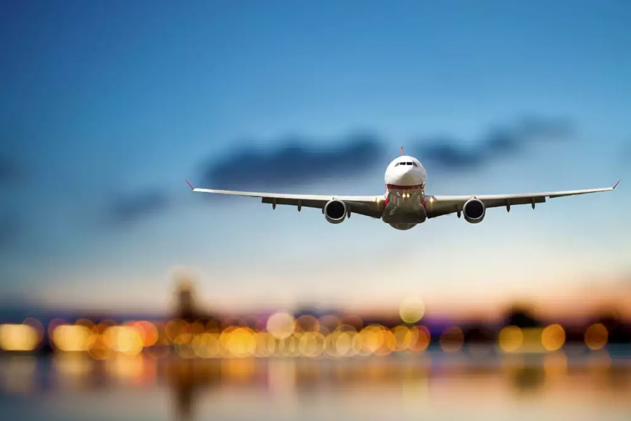 গত চার বছর ধরে ভারত এবং চিনের মধ্যে যাত্রিবাহী বিমান যাতায়াত করে না। চিনে যেতে হলে অন্য দেশের মাধ্যমে ঘুরে যেতে হয়। ভারত এবং চিনের মধ্যে সরাসরি যাত্রিবাহী বিমান চালু করার জন্য চাপ দিচ্ছে বেজিং। সংবাদ সংস্থা রয়টার্স দাবি করেছে, নয়াদিল্লি রাজি হচ্ছে না। 