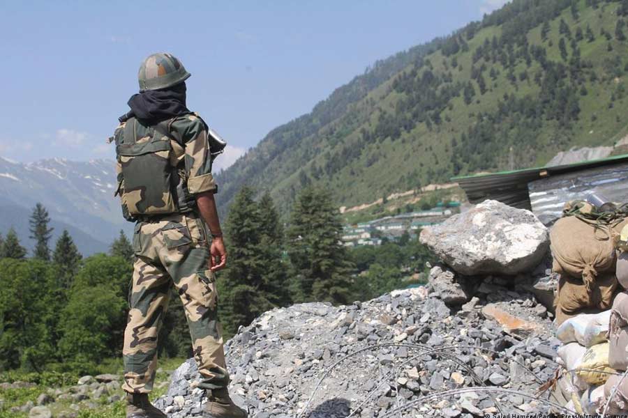 সেই অতিমারির সময় দুই দেশের মধ্যে বিমান চলাচল বন্ধ হয়। শুধু আটকে পড়া বাসিন্দাদের দেশে ফেরানোর জন্য কিছু বিমান চলেছিল তখন। পরের বছর ভারত বিমান চলাচলে বিধিনিষেধ তুলে দেয়। ২০২৩ সালের শুরুতে চিনও অতিমারির জন্য আরোপ করা বিধিনিষেধে ইতি টানে। কিন্তু দুই দেশের মধ্যে তার পরেও চলেনি বিমান।