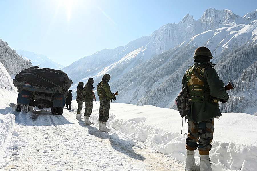 গত মার্চে অরুণাচল প্রদেশে নিয়ন্ত্রণরেখা সংলগ্ন ৩০টি এলাকার নামবদল করেছে চিন। তার মধ্যে ১১টি জনবসতি এলাকা, ১২টি পাহাড়, চারটি নদী, একটি হ্রদ, একটি গিরিখাত রয়েছে। এই নিয়ে ভারতের তীব্র আপত্তি উড়িয়ে চতুর্থ বার চিন এ রকম ভাবে অরুণাচলের বিভিন্ন জায়গার নামকরণ করল।