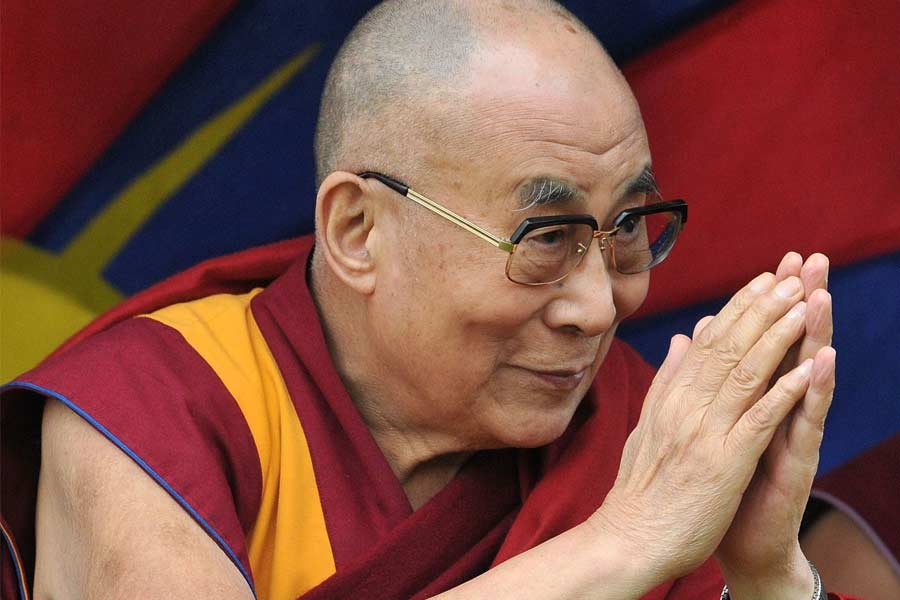 সম্প্রতি ভারতে দলাই লামার সঙ্গে দেখা করতে এসেছে আমেরিকার প্রতিনিধিদল। দলে ছিলেন স্পিকার ন্যান্সি পেলোসি। এই নিয়ে আগে থেকেই আপত্তি জানিয়েছিল চিন। তারা দলাই ধর্মীয় নেতা দলাই লামাকে বিচ্ছিন্নতাবাদী হিসাবেই দেখে। যদিও ভারত আপত্তি উড়িয়ে অনুমতি দিয়েছে আমেরিকার প্রতিনিধিদলকে। পরে তাদের সঙ্গে দেখা করেছেন খোদ মোদী।