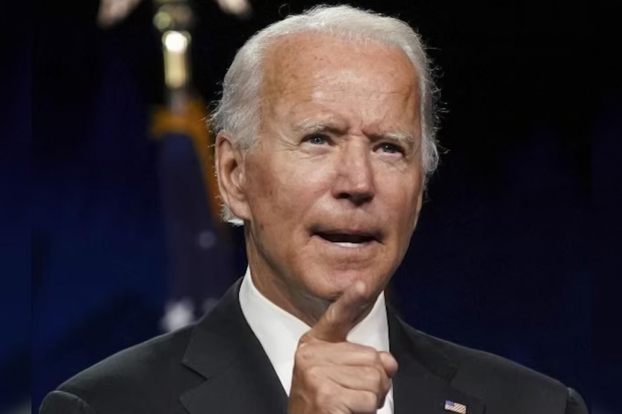 আমেরিকার প্রতিনিধি দলের ভারতে আগমনের দিন কয়েক আগেই সে দেশে একটি বিল পাশ করানো হয়েছে। হাউস অফ রিপ্রেজ়েনটেটিভস বিলটি পাশ করিয়েছে। তাতে দাবি তোলা হয়েছে, তিব্বতের নেতাদের সঙ্গে চিনকে কথা বলানোর জন্য চাপ দিতে হবে। তার পরেই আমেরিকার প্রতিনিধি দলের ভারত সফরে চটে যায় চিন।