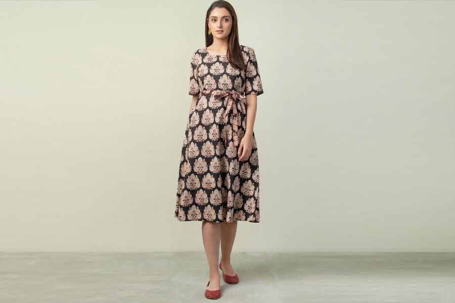 বর্ষায় পরতে পারেন হাঁটু ঝুলের পোশাক।