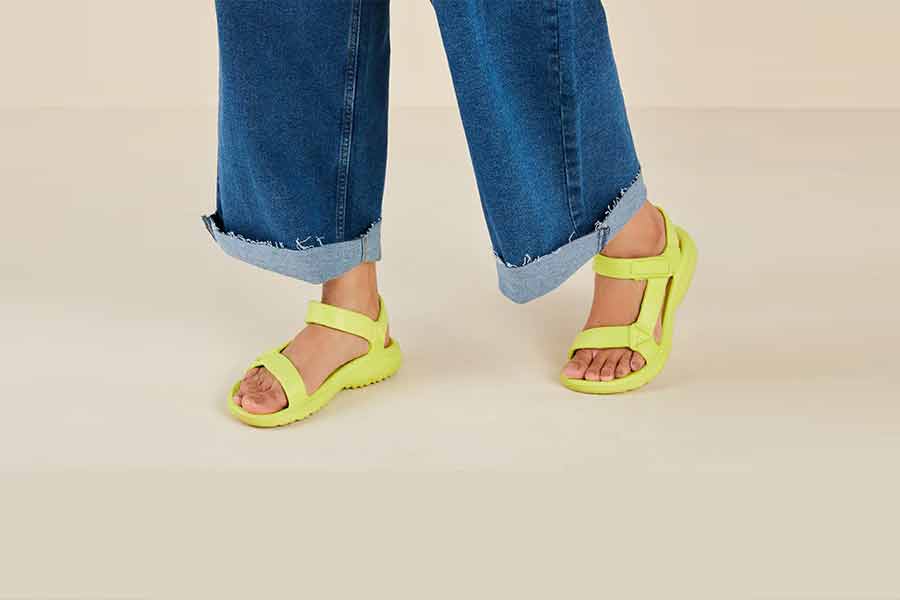 বর্ষার উপযোগী বিভিন্ন জুতো বেছে নিতে পারেন।