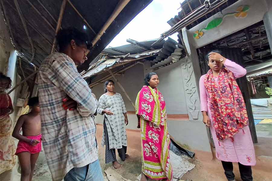 গণ পিটুনিতে গ্রেফতার যুবকের দিদি সহ গ্রামবাসী। দক্ষিণ দিনাজপুরের গোপালগঞ্জ এলাকার মধ্য রামকৃষ্ণপুর গ্রামে।