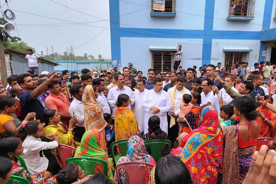 দলীয় কর্মীদের সঙ্গে কথা বলছেন শুভেন্দু। 