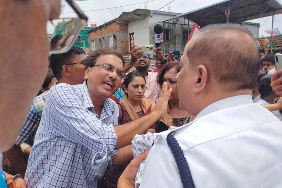 পুলিশের সঙ্গে চলছে তর্কাতর্কি। নিজস্ব চিত্র