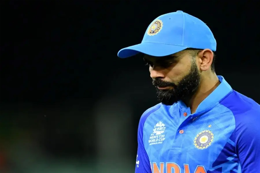 তার পর আরও সাতটি বিশ্বকাপ কেটে গিয়েছে। ট্রফি আসেনি ভারতে। অপেক্ষা দীর্ঘ থেকে দীর্ঘতর হয়েছে। ২০১৪ সালে বিরাট কোহলি দলকে ফাইনালে তুলেছিলেন। কিন্তু শ্রীলঙ্কার কাছে হারতে হয় সেই ম্যাচ।