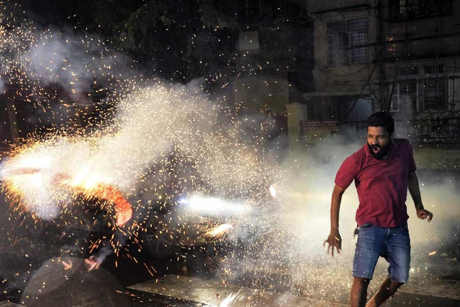 দীর্ঘ এই অপেক্ষাই শনিবার রাতের জয়কে ভারতীয়দের কাছে আরও মধুর করে তুলেছে। উচ্ছ্বাস যেন বাঁধ ভেঙেছে দেশ জুড়ে। সুদূর ক্যারিবিয়ান দ্বীপপুঞ্জে রোহিত শর্মাদের সাফল্যে সারা রাত বাজি ফাটিয়েছে কলকাতা থেকে কানপুর।