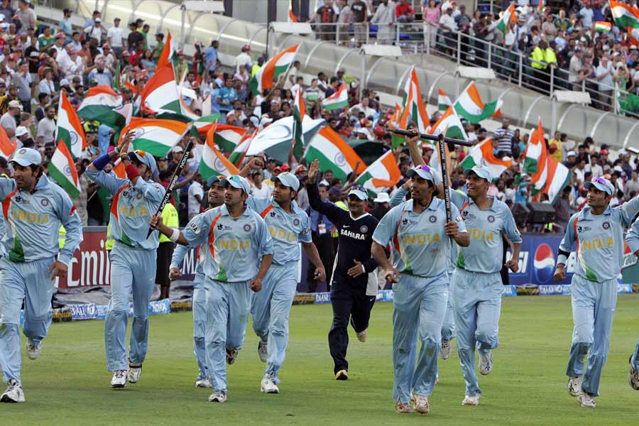 ২০০৭ সালে এমনই এক স্বপ্নের রাত দেখেছিল ভারত। কারিগর ছিলেন ধোনি এবং তাঁর দলের বাকি ১৪ জন খেলোয়াড়। পাকিস্তানের বিরুদ্ধে জয় এনে দিয়েছিলেন তাঁরা। বাঁধভাঙা উচ্ছ্বাসে মেতেছিল দেশ।