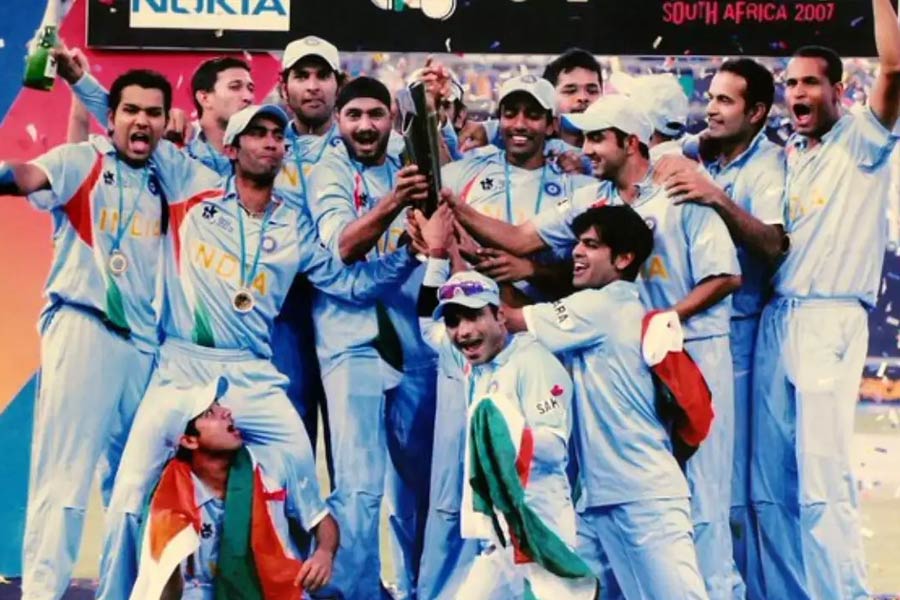 সে দিনের সেই জয়ের কারিগরেরা এখন কেমন আছেন? অনেকেই ক্রিকেটকে বিদায় জানিয়েছেন। কিন্তু ক্রিকেটের সঙ্গেই জুড়ে আছেন। কেউ কেউ আবার ক্রিকেট থেকে বহু দূরে সরে গিয়েছেন।