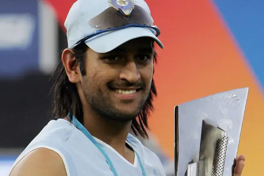 বিশ্বকাপজয়ী দলের অধিনায়ক ধোনি জাতীয় দলের হয়ে আর খেলেন না। আন্তর্জাতিক ক্রিকেটে অবসর গ্রহণ করেছেন ২০২০ সালের ১৫ অগস্ট। তবে এখনও আইপিএলে চেন্নাই সুপার কিংসের জার্সিতে স্বমহিমায় খেলেন তিনি।