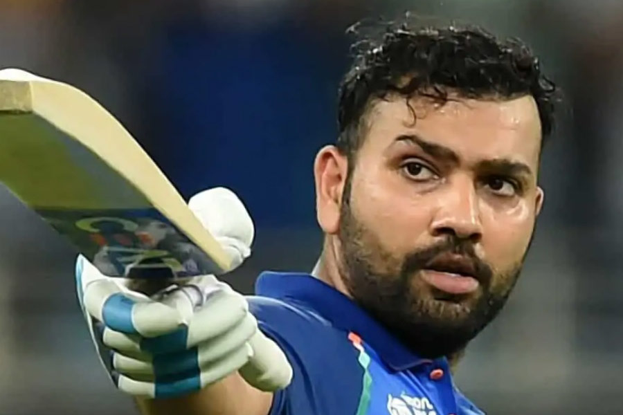 ২০০৭ সালের বিশ্বকাপজয়ী দলের সদস্য ছিলেন রোহিত শর্মা। তাঁর নেতৃত্বেই ১৭ বছর পর আরও একটি ২০ ওভারের বিশ্বকাপ ঘরে আনল ভারত। সে দিনের সেই দলের একমাত্র সদস্য রোহিতই, যিনি ২০২৪ সালের দলেও রয়েছেন। তবে শনিবার দেশের জার্সিতে ২০ ওভারের খেলা থেকে অবসর ঘোষণা করেছেন রোহিত।