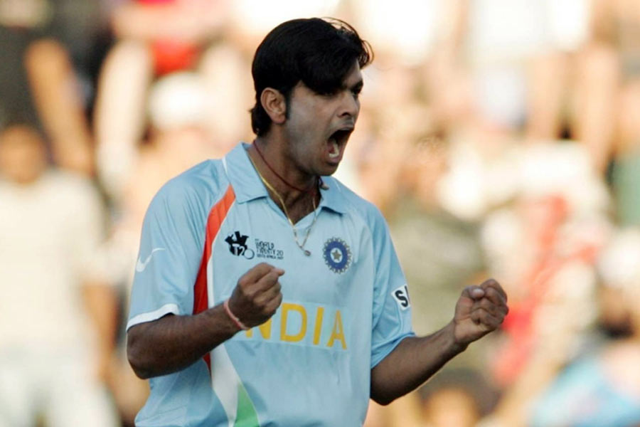 ধোনির সে দিনের দলে ছিলেন আরপি সিংহ। ২০১৮ সালে তিনি আন্তর্জাতিক ক্রিকেট থেকে অবসর নিয়েছিলেন। বর্তমানে হিন্দি ধারাভাষ্যকারদের মধ্যে জনপ্রিয় হয়ে উঠেছেন।