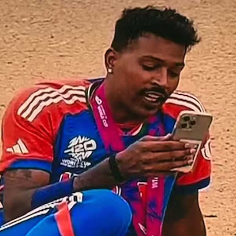 জেতার পর মাঠে বসেই ভিডিয়ো কলে ব্যস্ত হার্দিক।